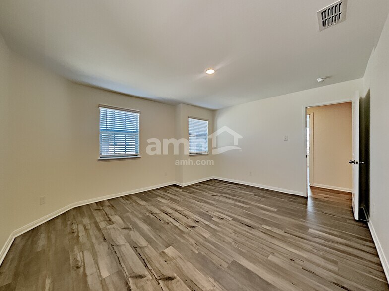 Building Photo - 216 Foster Ln
