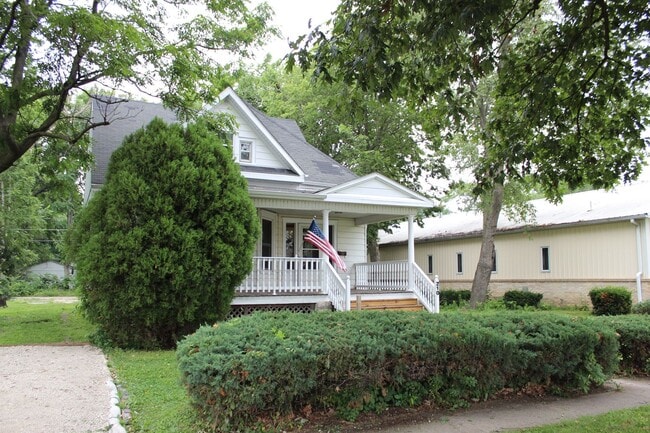 Building Photo - Large House Available for Move-In August 1st!