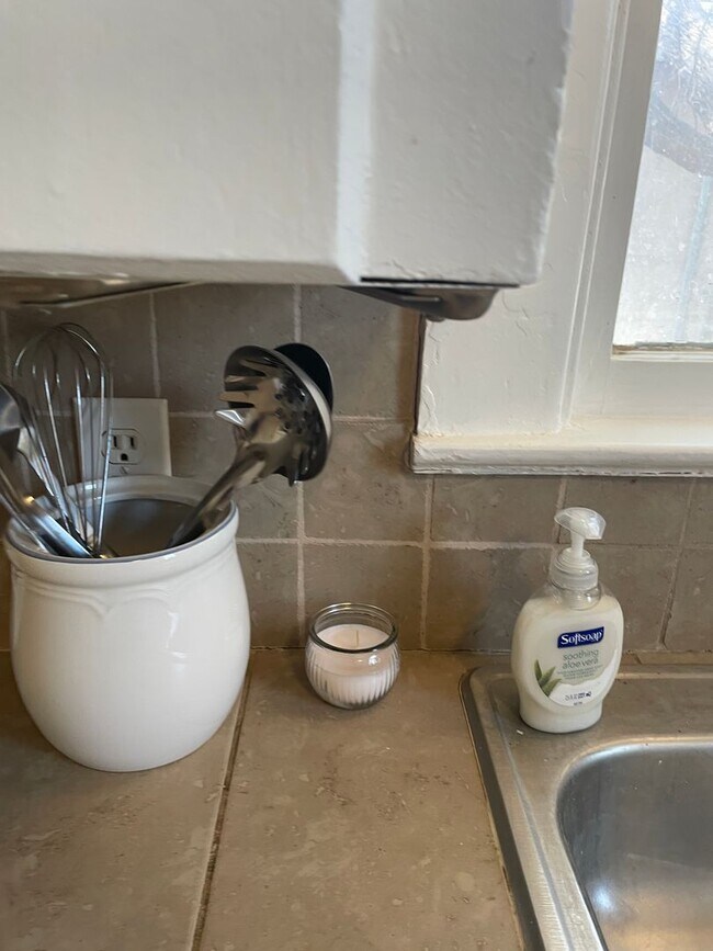 Building Photo - Great short term stay property! Nightly to monthly stays available!!