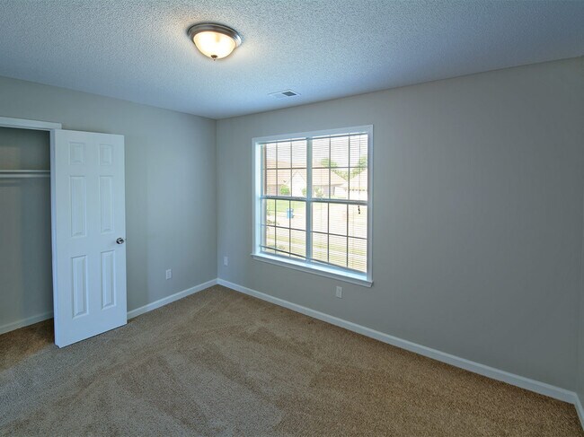 Building Photo - 5 Bed, 3.5 bath over 3300 square feet with 2 master suites near Hacks Cross and 385