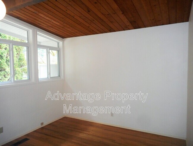 Building Photo - 3245 NW Norwood Dr