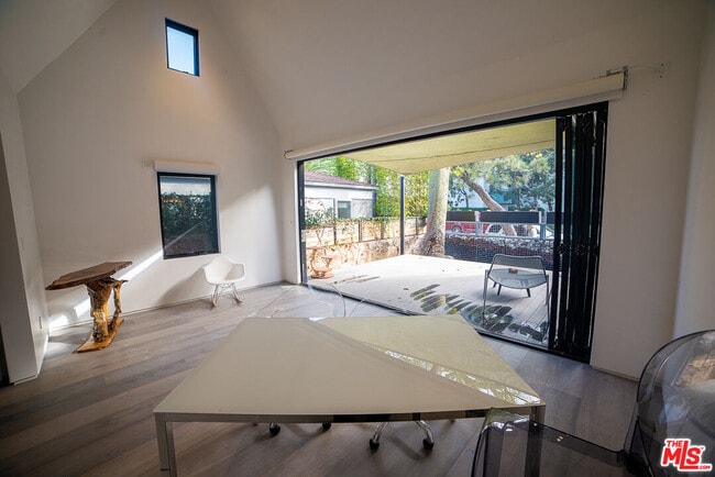 Building Photo - 205 Venice Way