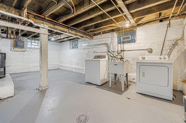 Building Photo - 2939 Russell Ave N