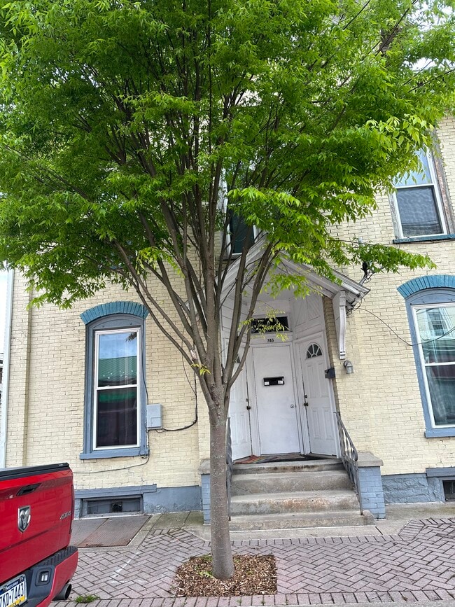 Primary Photo - 316 N Grove St