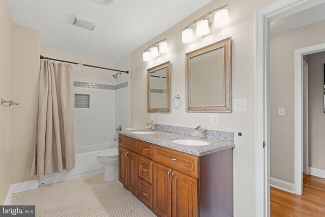 Building Photo - 5642 Jefferson Blvd