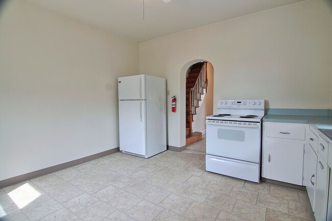 Building Photo - Spacious 4/5 Bedroom Home for Rent - Avail...