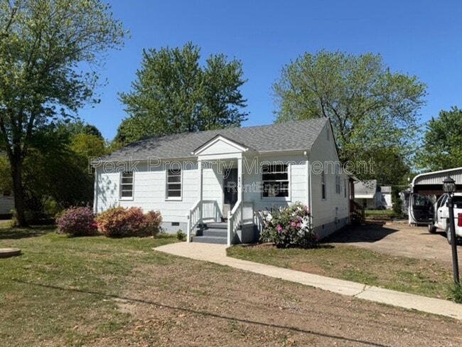 Building Photo - 4815 Oakleys Ln