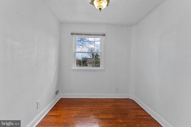 Building Photo - 633 Walker Ave