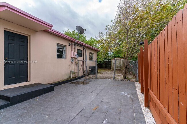 Building Photo - 560 NE 158th St