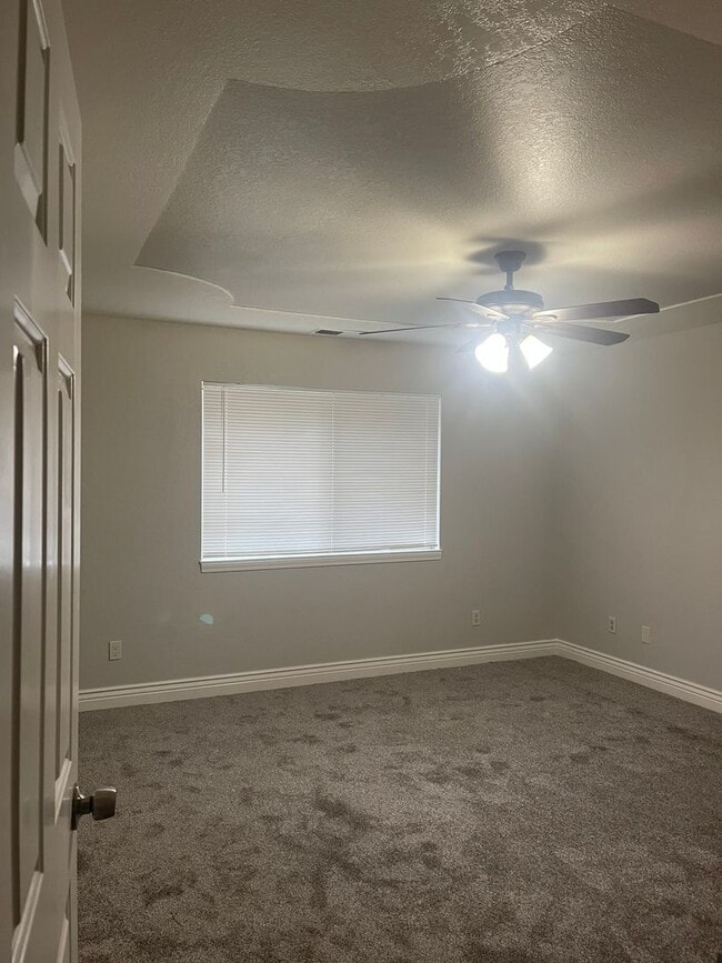 Building Photo - Spacious Home in Porterville