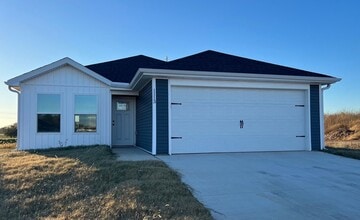 Building Photo - New Beginnings Start with AMRR: 3 Bedroom ready for move in!