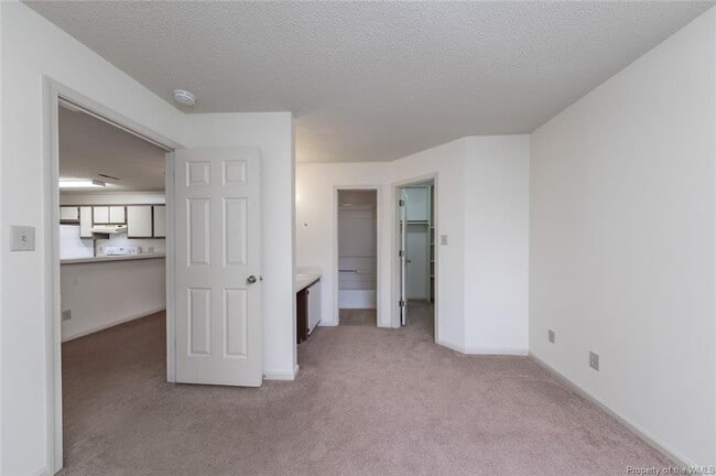 Building Photo - 105K Stratford Dr