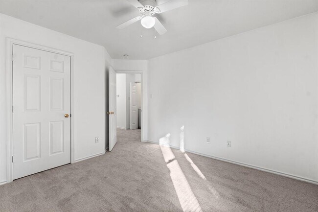 Building Photo - 122 S Walden Elms Cir
