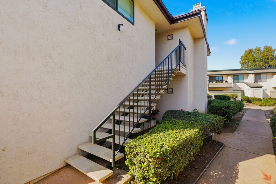 Building Photo - 450 W Vermont Ave