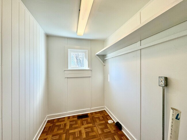 Building Photo - Lovely 2 Bedroom Rancher… Waiting for You to Make it Home!