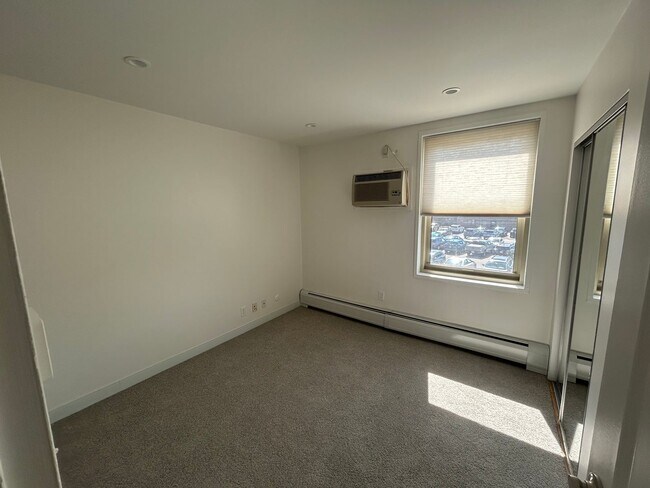 Building Photo - 10 Camelot Ct