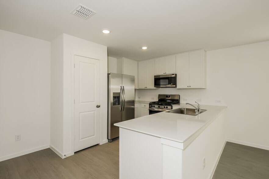 Building Photo - 2225 Crested Saguaro St