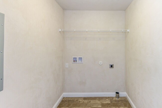 Building Photo - 2 bed 2 bth duplex- available now