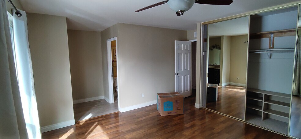 Master bedroom - 250 Parkside Gln