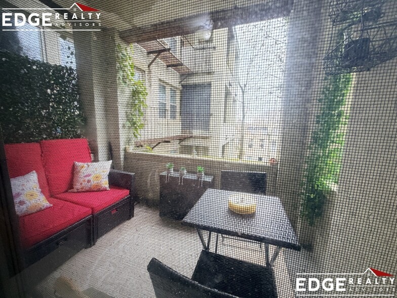 Building Photo - 264 Kelton St