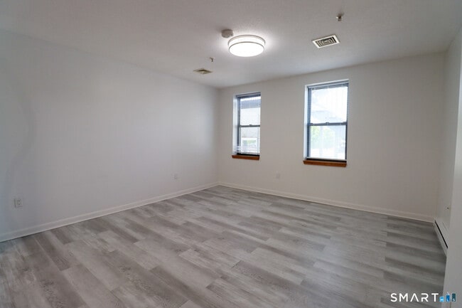 Building Photo - 209 Bank St