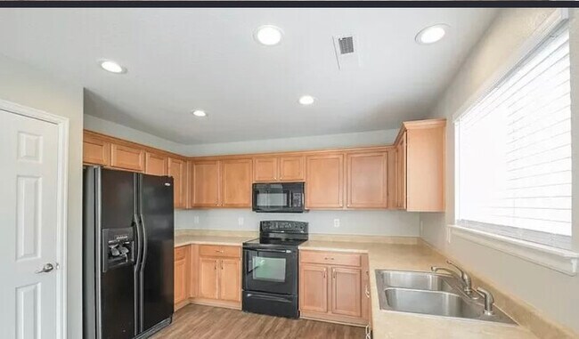 Building Photo - 892 Willow Dr