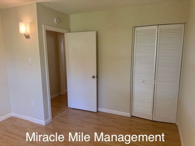 Building Photo - Modern Condo Beautifully Updated