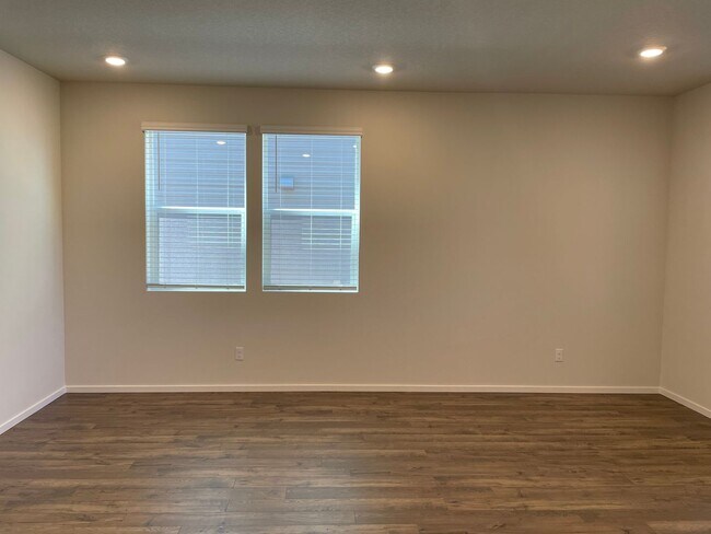 Building Photo - HALF OFF FIRST MONTHS RENT 3 Bed 2.5 Bath ...