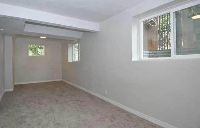 Building Photo - 4 Bedroom/ 2 Bathroom house in Midvale