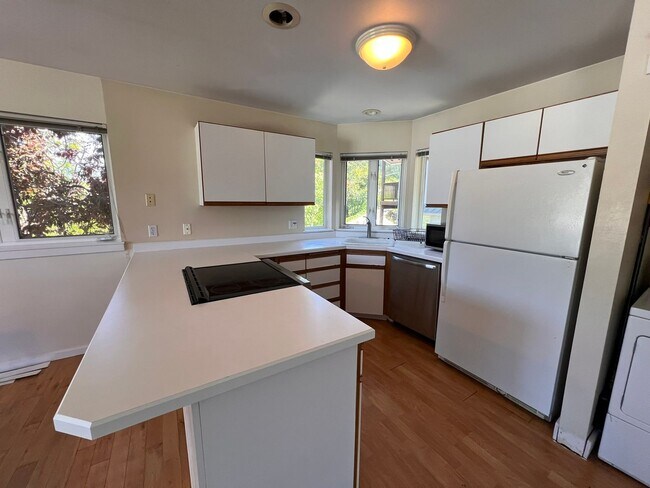 Building Photo - 2 Bedroom Duplex For Rent In Hood River