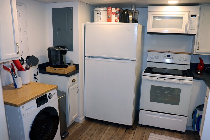 Kitchen - 2021 11th Ave N