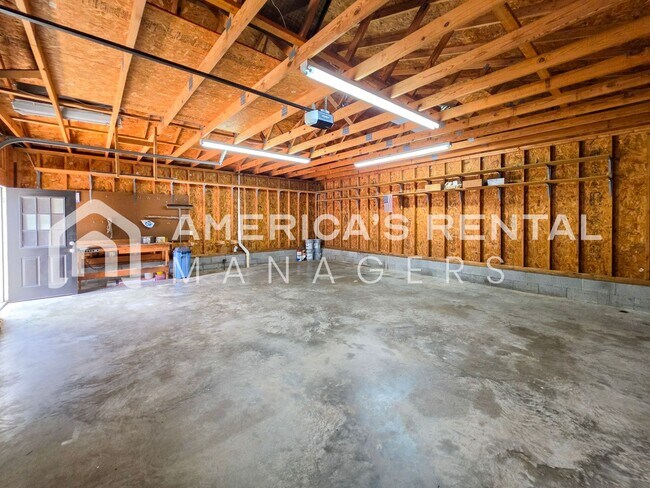 Building Photo - Newly Renovated and Ready for Move In!
