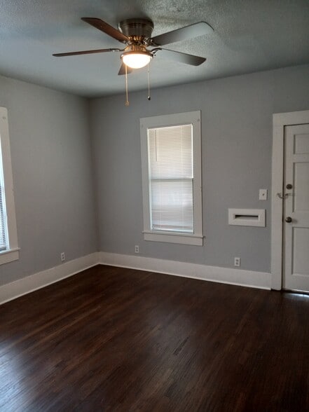 3 bedrooms with stunning hardwood floors - 2118 W 3rd Ave