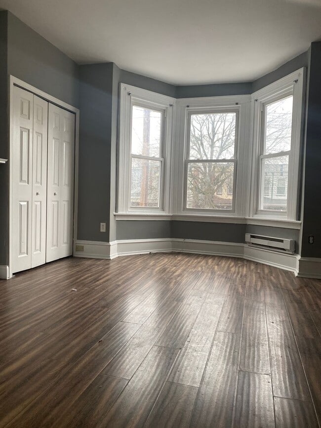 Building Photo - ? Available 11/1 – Renovated 4-Bedroom Hom...