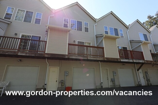 Building Photo - NE Halsey St - Gresham 2 bedroom townhouse with den/office