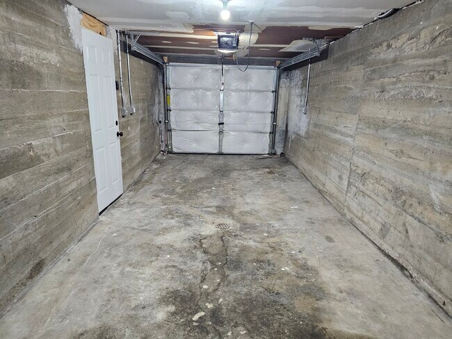 Building Photo - 2 N Benton St