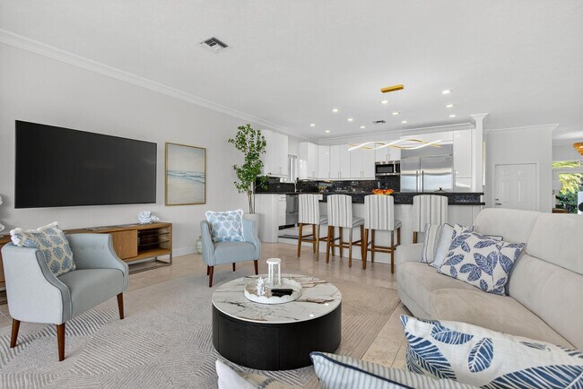 Building Photo - 513 S Riverside Dr