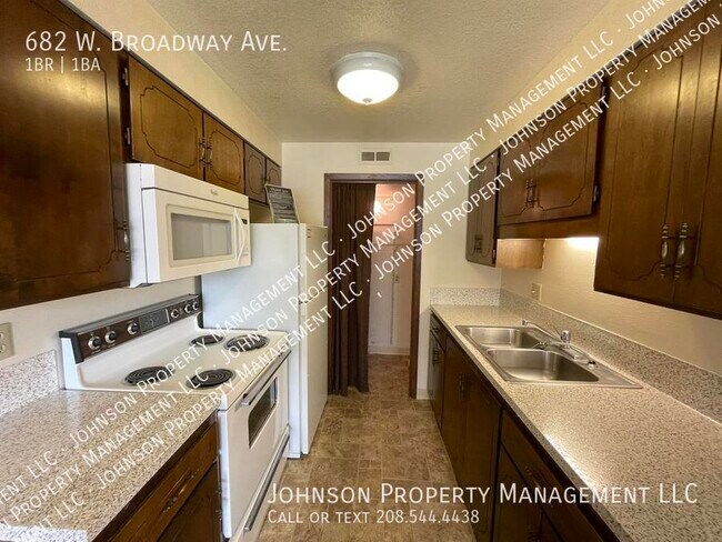 Building Photo - 682 W Broadway Ave