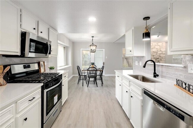 Building Photo - 707 Newcastle Ln