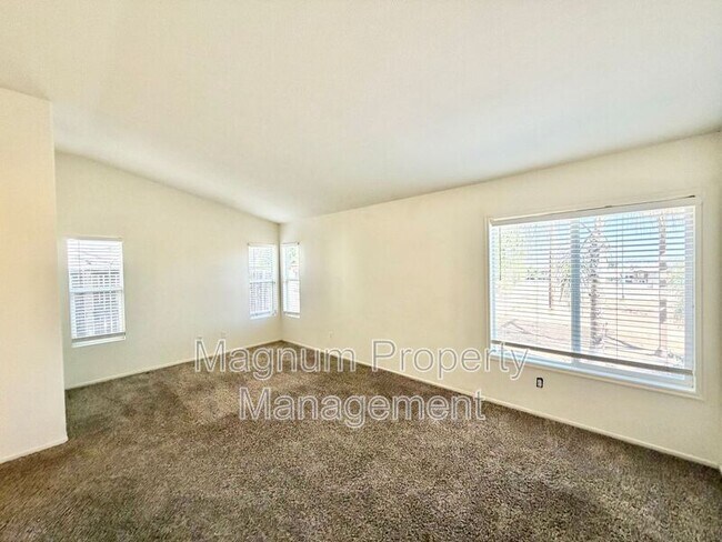 Building Photo - 102 Goldenrod Ave