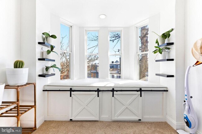 Building Photo - 737 Dolphin St