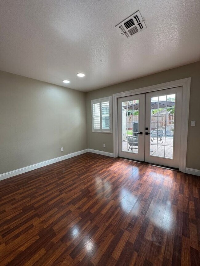 Building Photo - Beautiful home located in a desirable Rose...