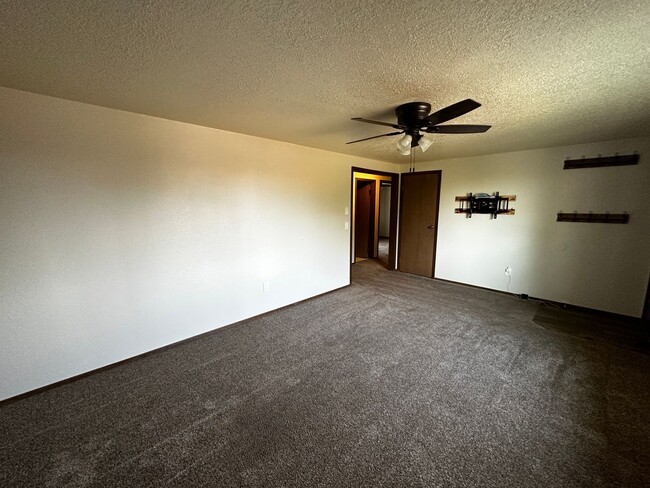 Building Photo - 2 Bedroom 1 Bath Single Family Home w/Atta...