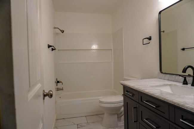 Guest Bath - 5204 Summer Dr