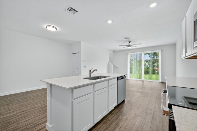 Building Photo - 305 SE Crossoak Ln