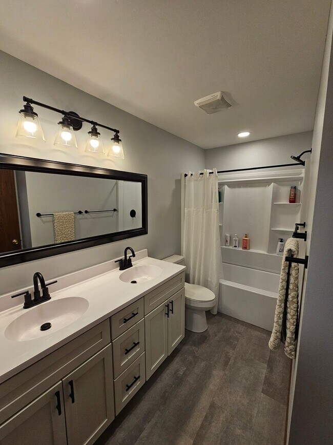 Building Photo - Remarkable 5 Bedroom Home For Rent in Mentor