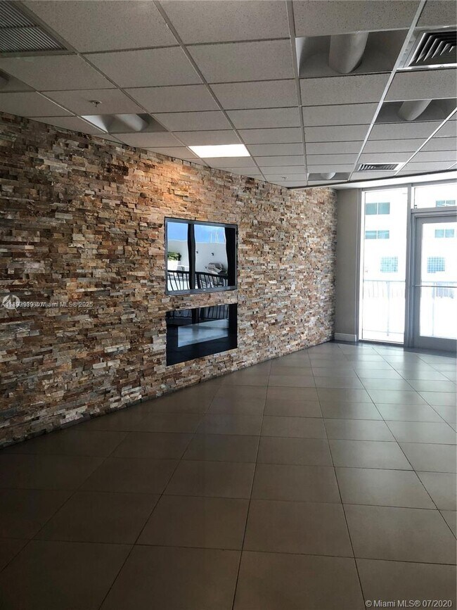 Building Photo - 1750 N Bayshore Dr