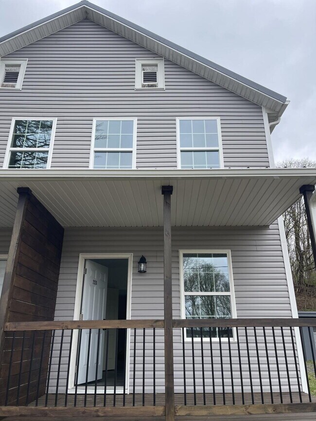 Building Photo - 252 River Rd