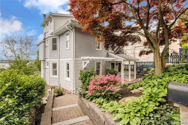 Building Photo - 142 Hudson Terrace