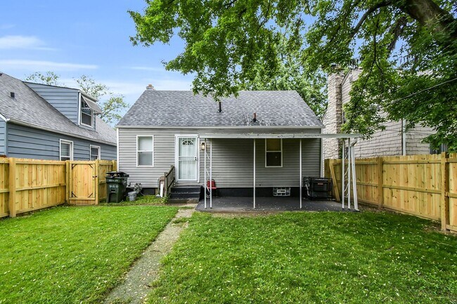 Building Photo - Charming Three-Bedroom Home in the Heart of Columbus!